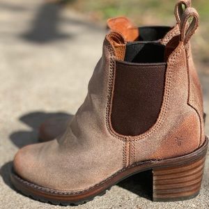Frye Sabrina Chelsea Boot — chocolate — size 6